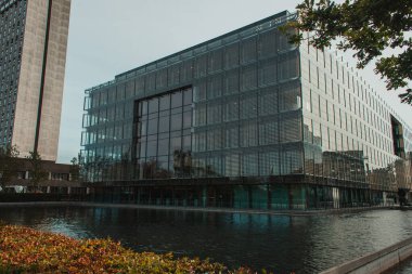 Kanal yakınındaki binaların arka planında mavi gökyüzü, Kopenhag, Danimarka 
