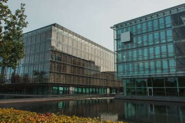 Kanal ve mavi gökyüzü yakınlarındaki binaların cam cepheleri arka planda, Kopenhag, Danimarka 