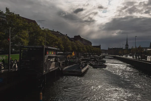 Копенгаген Денмарк Апреля 2020 Года Лодки Воде Канала Городской Улицей — стоковое фото