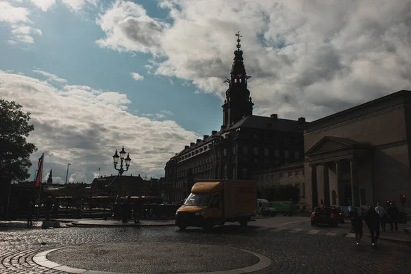 Копенгаген Денмарк Квітня 2020 Року Люди Ходять Вулиці Палацом Крістіансборг — стокове фото