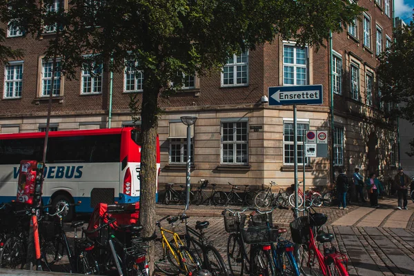 Copenhagen Dinamarca Abril 2020 Bicicletas Cerca Del Árbol Fachada Del — Foto de Stock