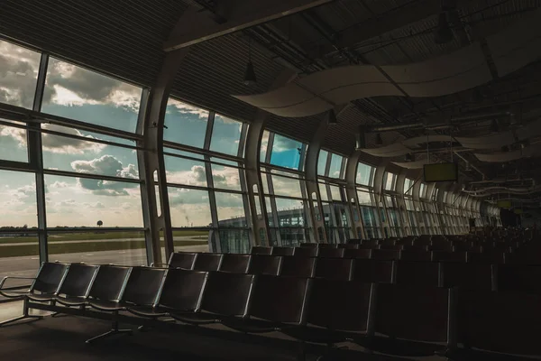 Stoelen Wachtzaal Van Luchthaven Met Bewolkte Lucht Achtergrond — Stockfoto