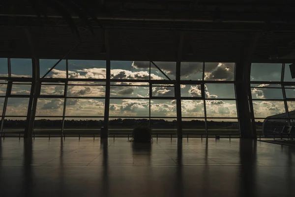 Αίθουσα Αναμονής Παράθυρα Και Συννεφιασμένο Ουρανό Στο Παρασκήνιο Στο Αεροδρόμιο — Φωτογραφία Αρχείου