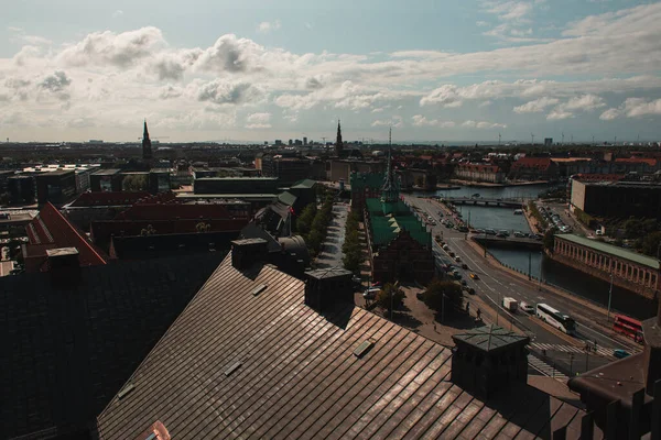 Vista Alto Ângulo Edifícios Canal Com Céu Nublado Fundo Copenhague — Fotografia de Stock