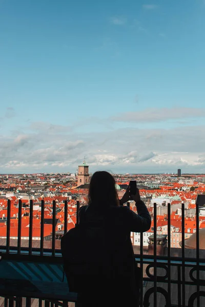 Pohled Zezadu Turisty Fotografující Smartphonu Budovami Zataženou Oblohou Pozadí Kodani — Stock fotografie