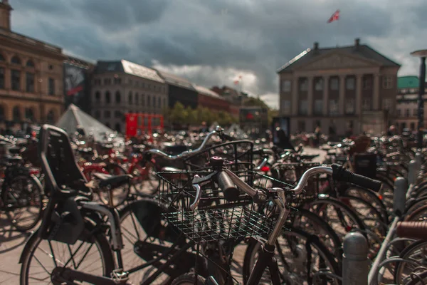 Enfoque Selectivo Bicicletas Con Luz Solar Calle Urbana Copenhague Dinamarca —  Fotos de Stock