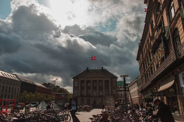 Copenhagen Denmark April 2020 Велосипеди Міській Площі Будівлями Хмарним Небом — стокове фото