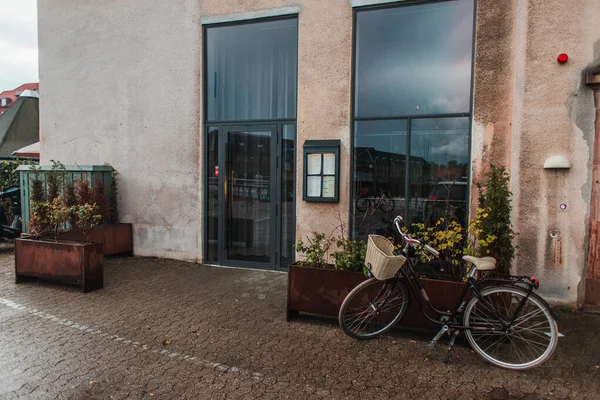 Fahrrad Der Nähe Von Blumentöpfen Und Hausfassade Kopenhagen Dänemark — Stockfoto