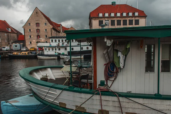 Docked Boats Harbor Buildings Cloudy Sky Background Copenhagen Denmark — Stock Photo, Image