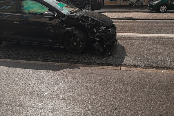 Разбитый автомобиль на дороге на городской улице в датском Коппеле
 