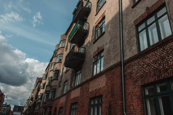 Nízký Úhel Pohledu Fasádu Staré Budovy Modrou Oblohou Mraky Pozadí — Stock fotografie