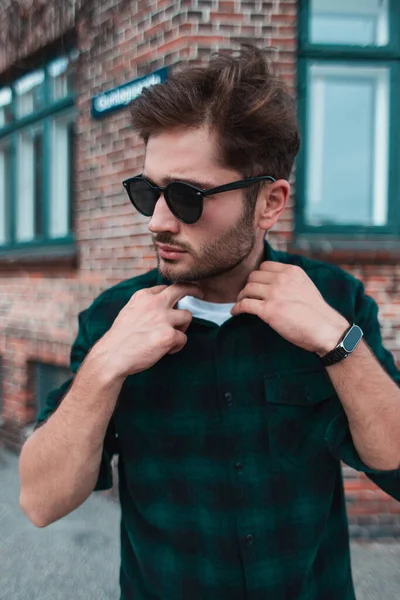 Hombre Joven Gafas Sol Ajustando Camisa Calle Urbana Copenhague Dinamarca — Foto de Stock
