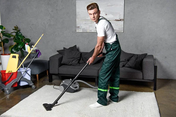 Junge professionelle Reinigungsfirma Arbeiter mit Staubsauger — Stockfoto