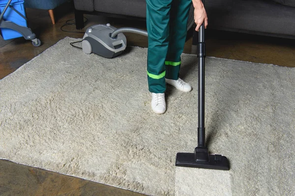 Vue grand angle de nettoyeur professionnel utilisant aspirateur et nettoyage tapis blanc — Photo de stock