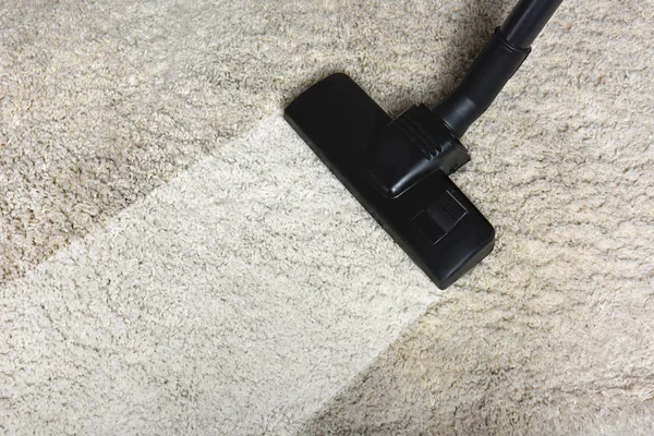 Зменшеному вигляді очищення білий килим з професійним пилосос — стокове фото