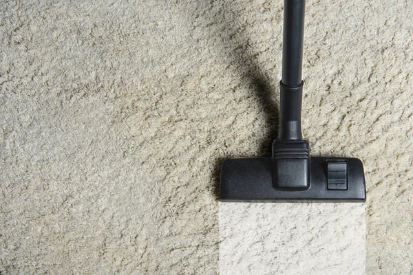 Vista superior de la limpieza de alfombras blancas con aspiradora profesional - foto de stock
