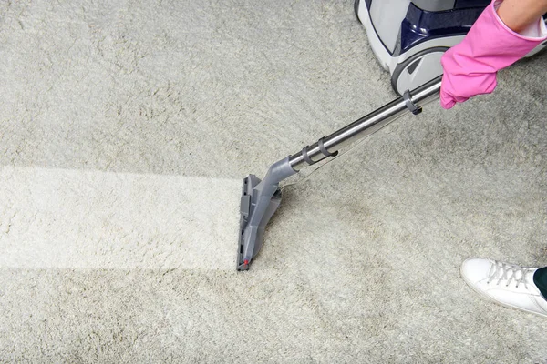 Куповані постріл людини очищення білий килим з пилосос — стокове фото