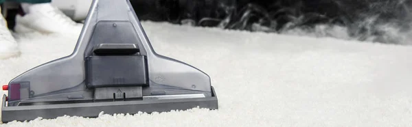 Vista close-up de limpeza a vapor quente de tapete branco com aspirador profissional — Fotografia de Stock
