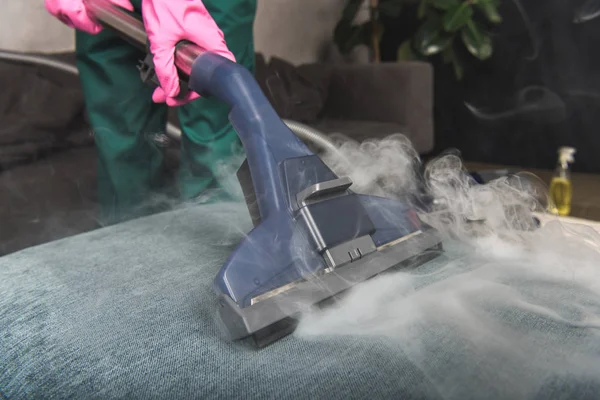 Plan recadré de canapé de nettoyage de personne avec aspirateur, concept de nettoyage à vapeur chaude — Photo de stock