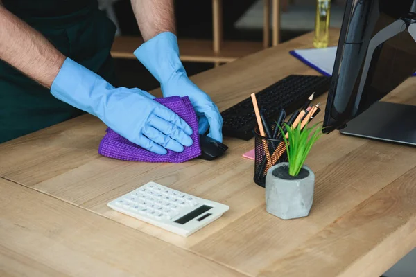 Обрізаний знімок професійних чистіше гумові рукавички очищення комп'ютерної миші по офісним столом — стокове фото