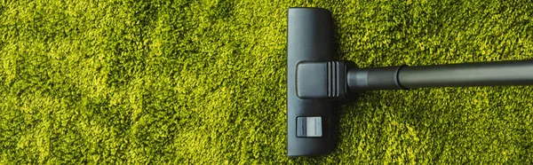Вид зверху очищення зеленим килимом з професійним пилосос — стокове фото