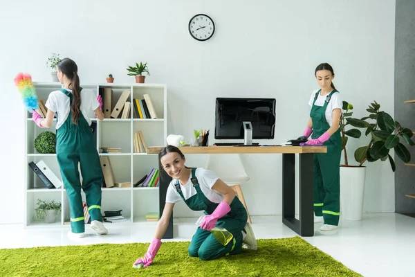Collage eines professionellen jungen Reinigungsunternehmensmitarbeiters, der modernes Büro reinigt — Stockfoto