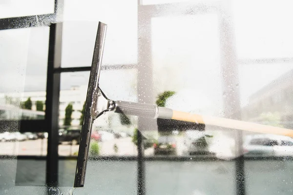Vista ravvicinata della pulizia e della pulizia della finestra con il tergipavimento — Foto stock