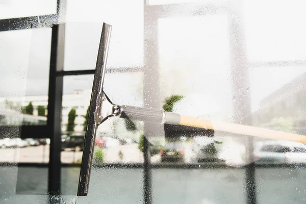 Vista de cerca de la ventana de limpieza y limpieza con escobilla - foto de stock