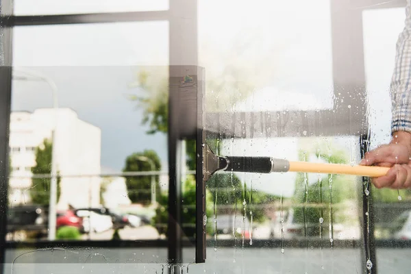 Обрізаний знімок чистіше, миття вікон з прального порошку і води — стокове фото