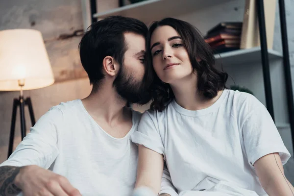 Beau jeune couple romantique en pyjama à la maison au lit — Photo de stock
