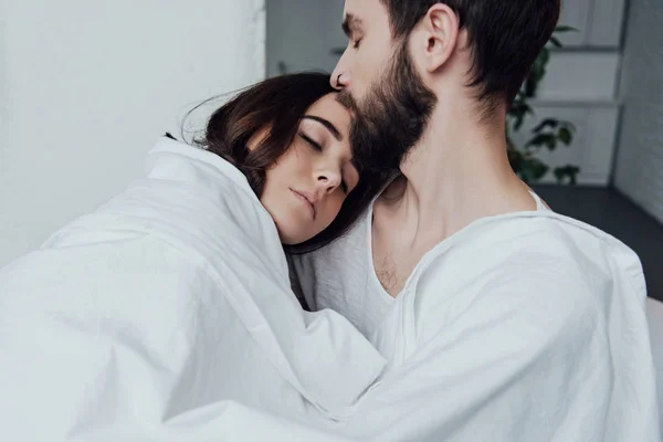 Schönes junges Paar schläft zu Hause im Bett — Stockfoto