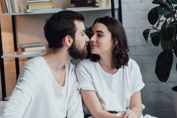 Bella romantica giovane coppia che si guarda a letto a casa — Foto stock