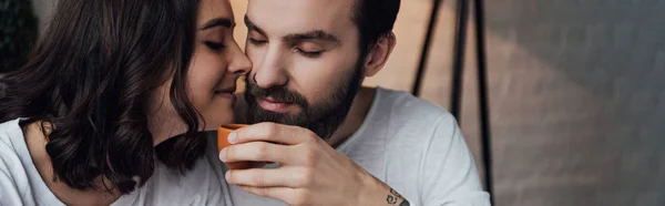 Hermosa pareja joven bebiendo café en la mañana con espacio para copiar - foto de stock