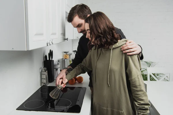 Belo casal preparando café em cezve durante o café da manhã — Fotografia de Stock