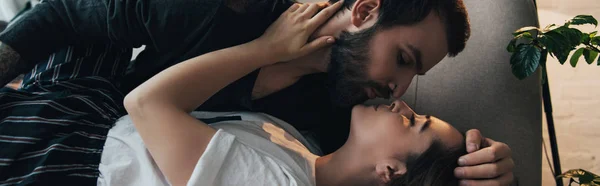 Bela jovem casal romântico abraçando e beijando em casa — Fotografia de Stock