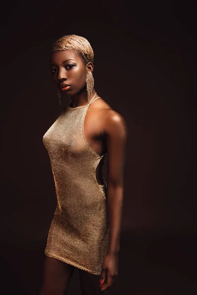 Stylische afrikanisch-amerikanische Frau mit kurzen Haaren isoliert auf braun — Stockfoto