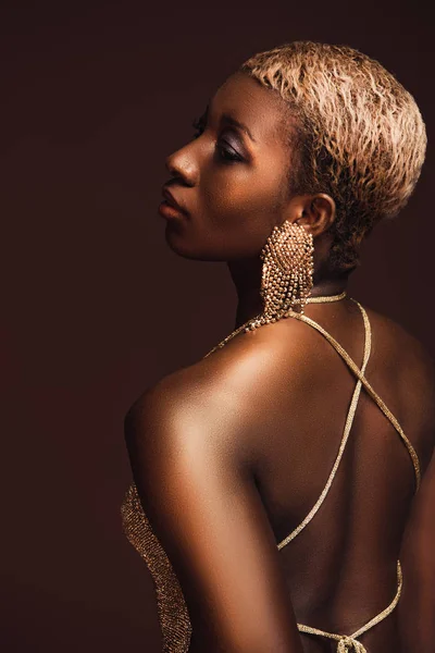 Назад вид афроамериканської жінки з коротким волоссям ізольований на коричневий — стокове фото