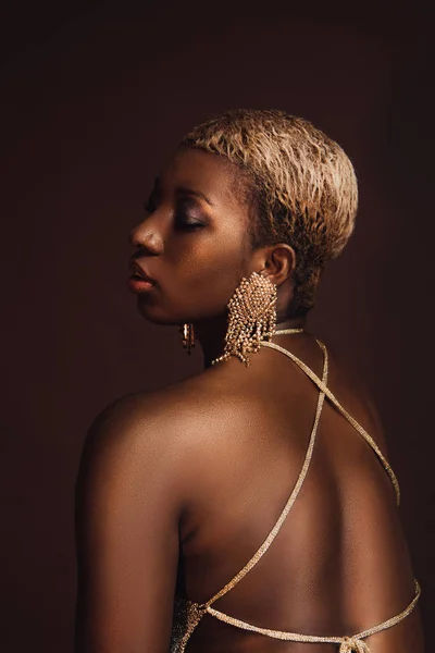 Красива афроамериканська модель з коротким волоссям ізольована на коричневому — стокове фото