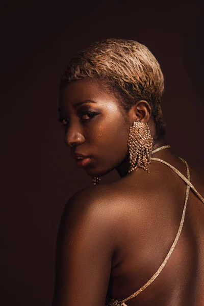 Hermosa mujer afroamericana de moda con pelo corto aislado en marrón - foto de stock