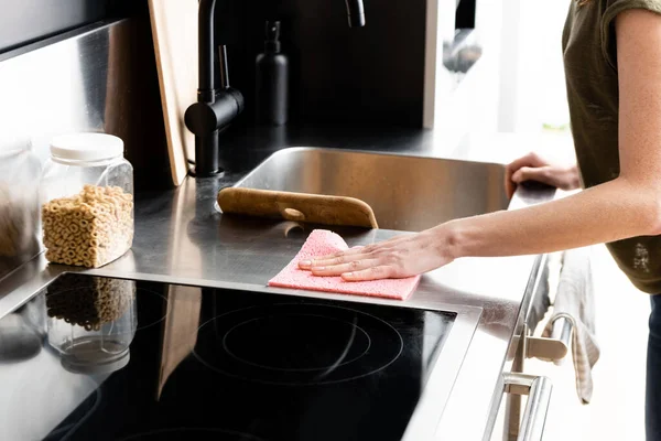 Vista ritagliata della donna pulizia piano di lavoro della cucina con straccio — Foto stock