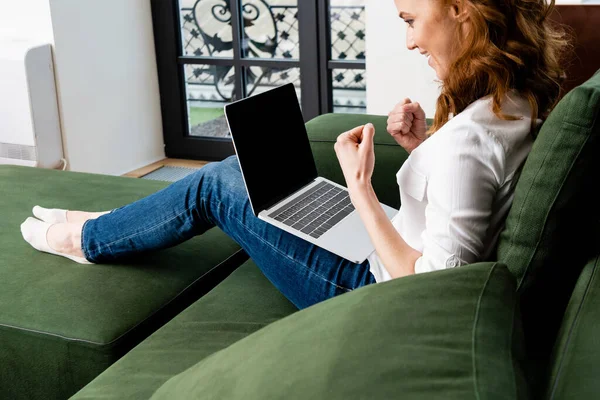 Foco seletivo de freelancer sorrindo mostrando sim assinar perto de laptop em casa — Fotografia de Stock