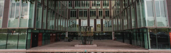 Imagen panorámica de la fachada de vidrio del edificio en Copenhague, Dinamarca - foto de stock