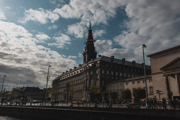 COPENAGEN, DANIMARCA - 30 APRILE 2020: Strada urbana con torre del Palazzo di Christiansborg e cielo nuvoloso sullo sfondo — Foto stock