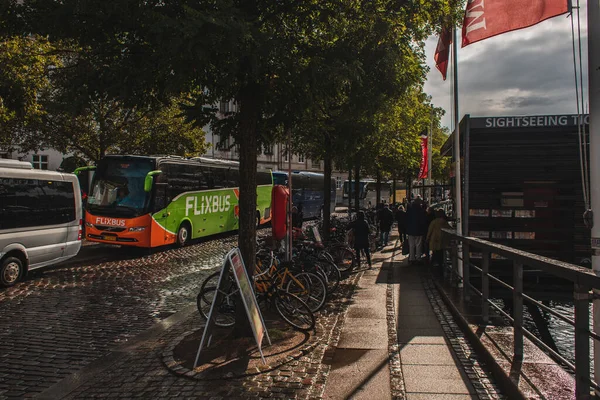 COPENHAGUE, DANEMARK - 30 AVRIL 2020 : Vélos près des arbres et de la route dans la rue urbaine — Photo de stock