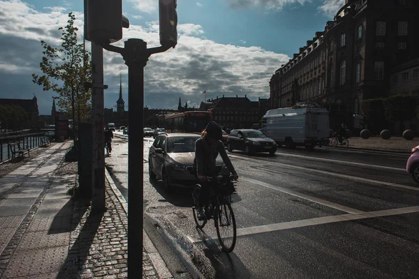 COPENHAGUE, DANEMARK - 30 AVRIL 2020 : Rue urbaine avec route, façades de bâtiments et ciel nuageux en arrière-plan — Photo de stock