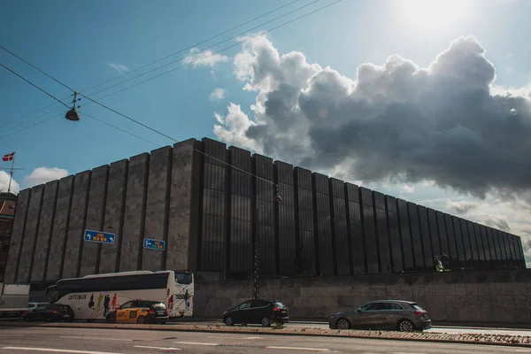 COPENHAGEN, DINAMARCA - 30 DE ABRIL DE 2020: Rua urbana com carros na estrada, edifício e céu nublado ao fundo — Fotografia de Stock