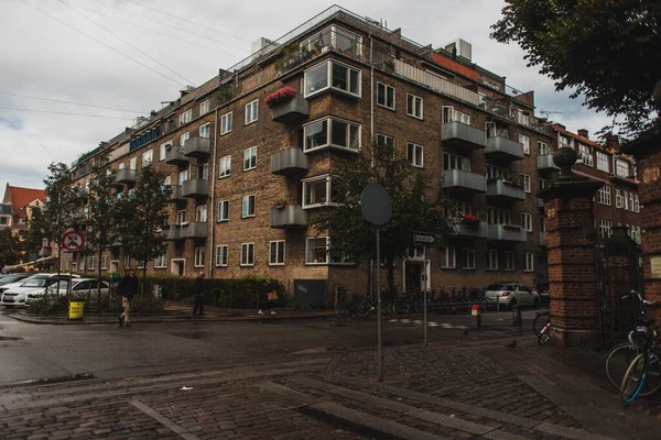 COPENHAGEN, DENMARK - APRIL 30, 2020: Міська вулиця з автомобілями біля дороги та хмарним небом на задньому плані. — стокове фото