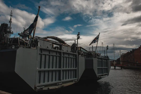 COPENHAGEN, DINAMARCA - 30 DE ABRIL DE 2020: Nave con banderas en el agua del canal con cielo nublado al fondo - foto de stock