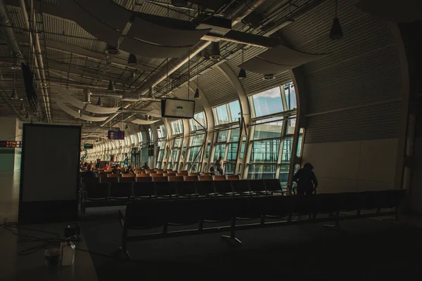 КОПЕНГАГЕН, ДЕНМАРК - 30 апреля 2020 года: Интерьер зала ожидания со стульями в аэропорту — стоковое фото