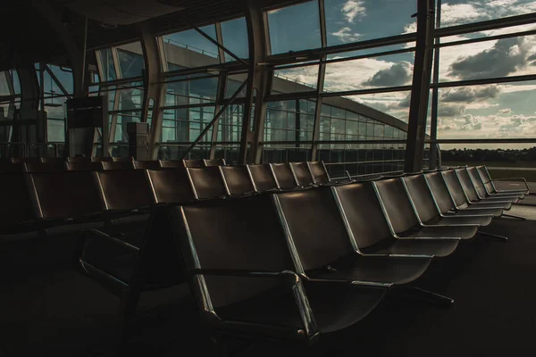 Rangées de chaises vides à l'aéroport de Copenhague, Danemark — Photo de stock